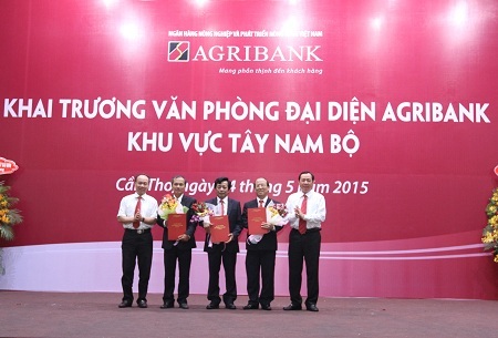 Ông Tiết Văn Thành – TV HĐTV, Tổng Giám đốc (ngoài cùng bên phải)