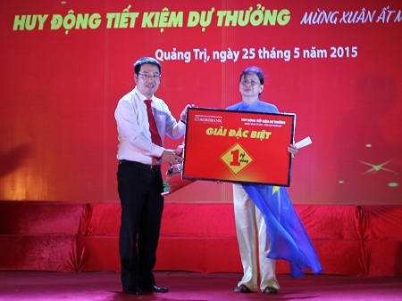 Phó TGĐ Agribank - ông Nguyễn Tuấn Anh trao giải đặc biệt 1 tỷ đồng