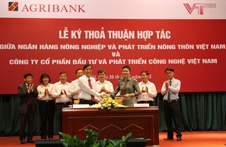 Đại diện Agribank và Vinatech tại buổi ký kết thỏa thuận hợp tác