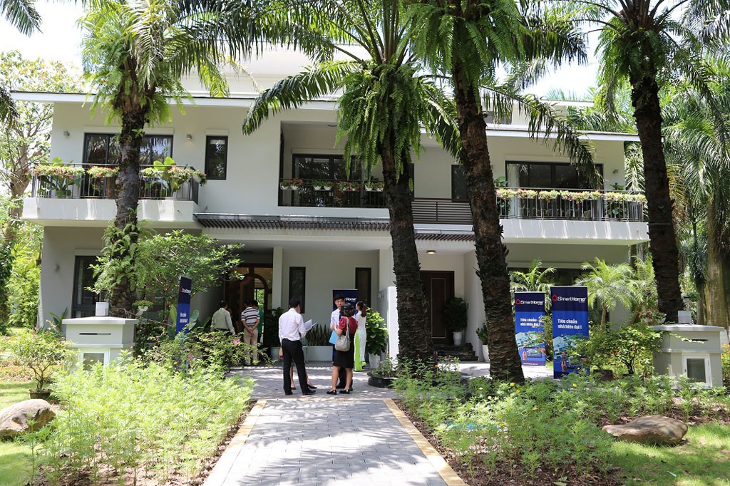 Nhà mẫu Biệt thự Song lập Deluxe (bên trái) và Biệt thự Song lập (bên phải)