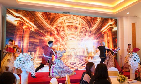 Khách hàng thưởng thức sự kiện