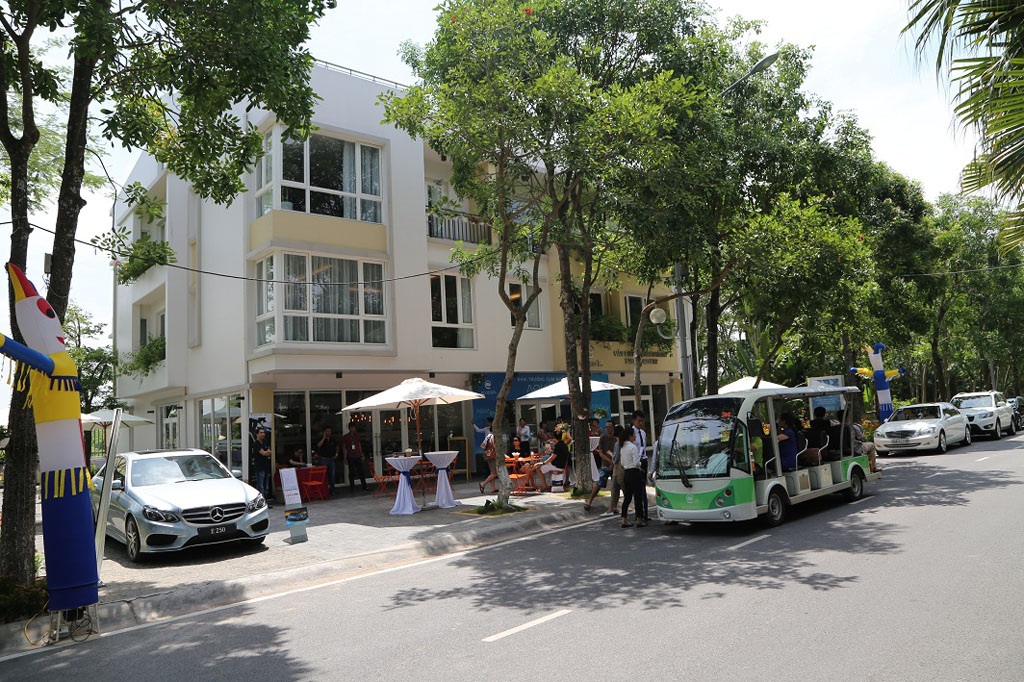 Nhà mẫu, Nhà phố Thương mại Deluxe (bên trái), Nhà phố Thương mại (bên phải)