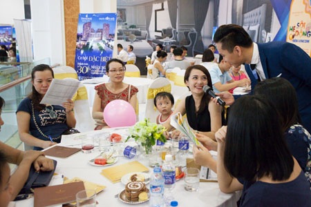 Một nữ khách hàng có con nhỏ chia sẻ: “Gia đình chị chọn mua nhà ở