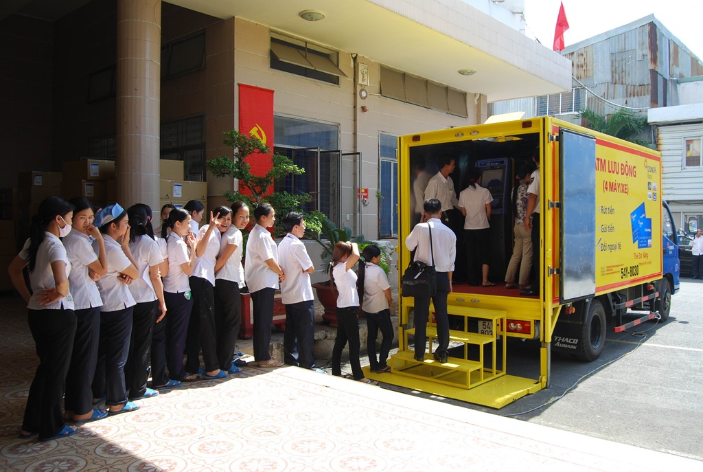 Công nhân tại khu chế xuất hào hứng giao dịch tại ATM lưu động