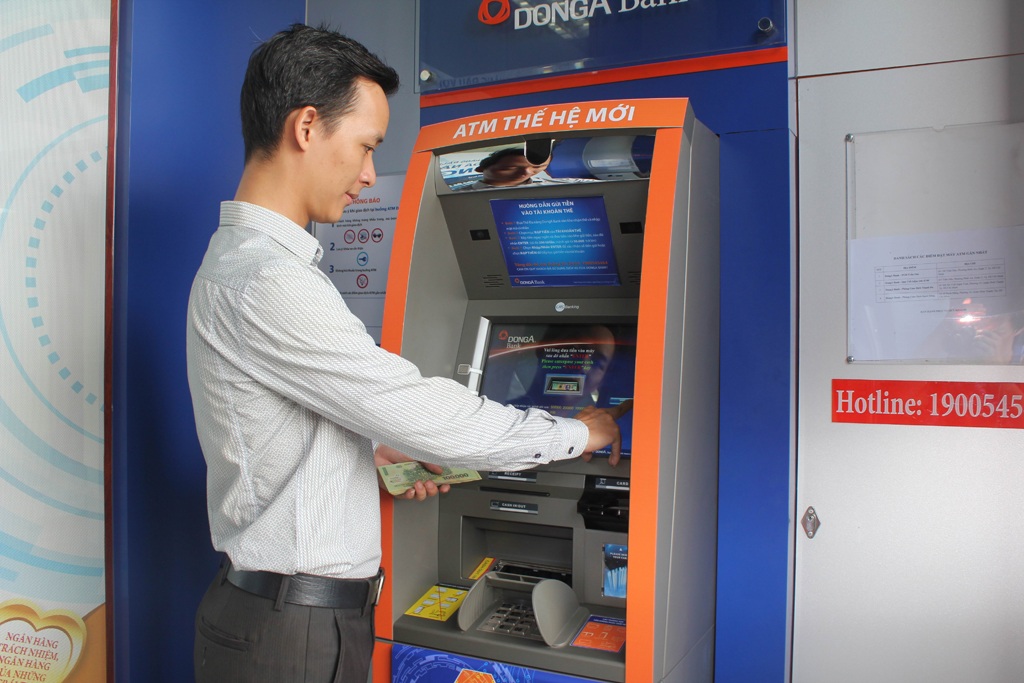 Khách hàng thực hiện giao dịch nạp tiền vào tài khoản tại ATM Thế hệ mới