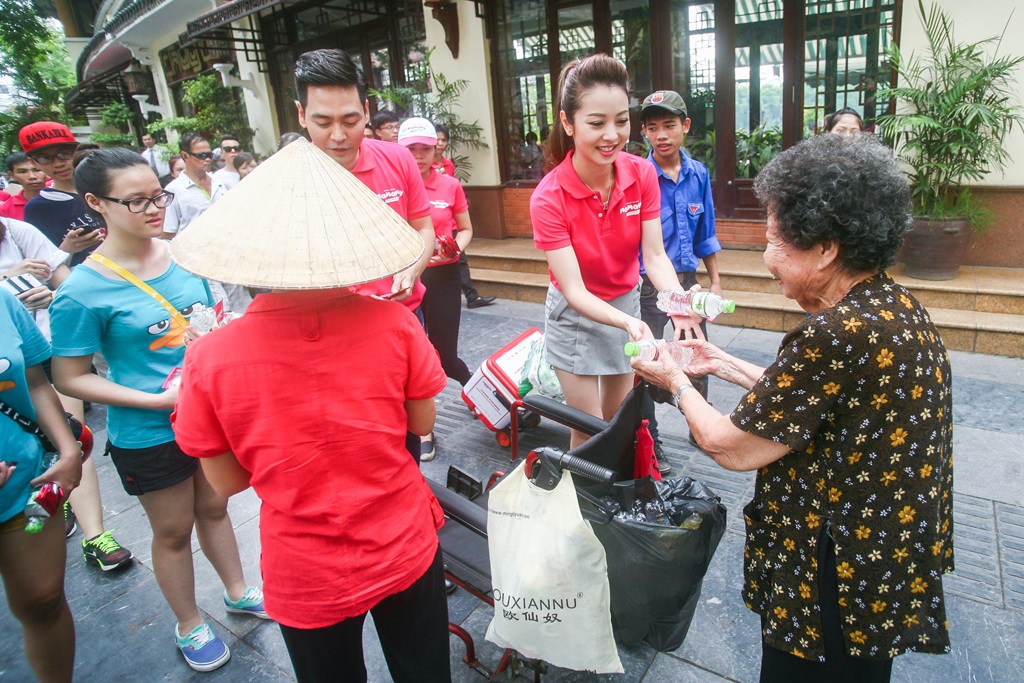 Jennifer Phạm và MC Phan Anh cùng tham gia chiến dịch