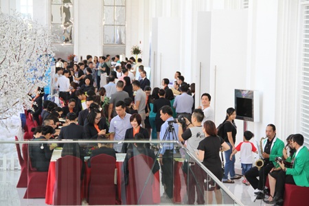 Đông đảo khách hàng đến tham dự bốc thăm chọn mua căn hộ Scenic Valley