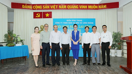 Hoa hậu Bùi Thị Hà đón tiếp các vị lãnh đạo thành phố và quận tới dự hội nghị