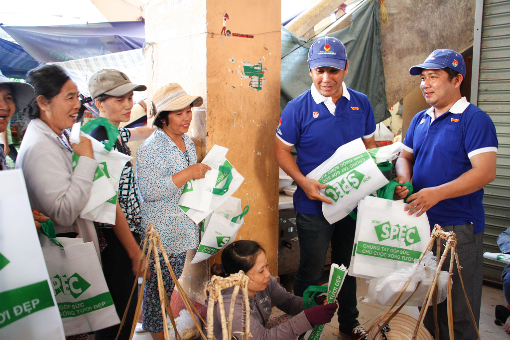 MC DV Quyền Linh cùng các bạn đoàn viên phát túi sinh học