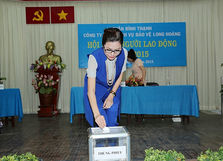 Nữ lãnh đạo của Long Hoàng bỏ phiếu bầu cử cho Tổ đối thoại