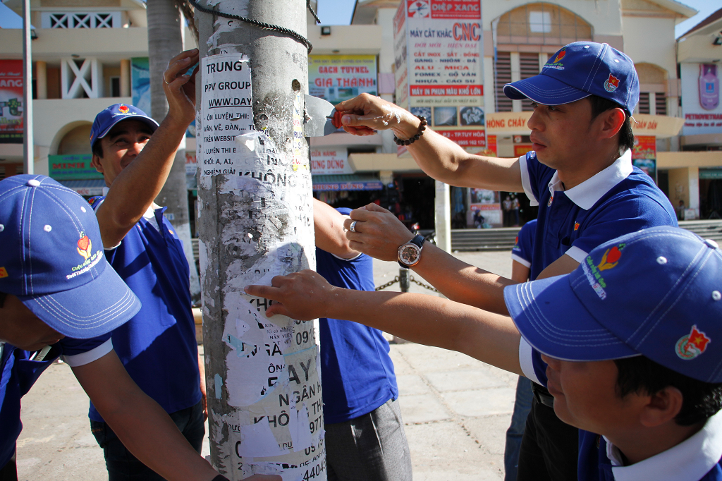 Lê Đức Trọng(thứ 2 bên phải)-GĐ nhãn hàng sơn Spec khu vực