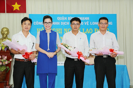 Hoa hậu Bùi Thị Hà tặng hoa chúc mừng 3 ứng viên trúng cử vào tổ đối thoại