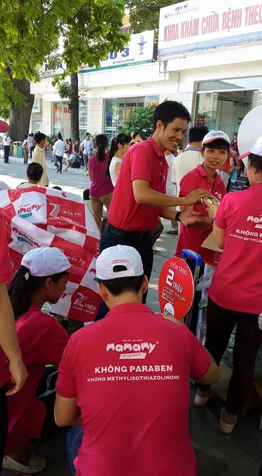 Hàng nghìn chiếc khăn ướt Mamamy với nước suối