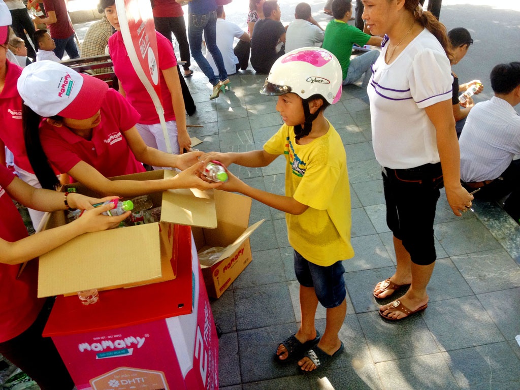 Tại bệnh viện Bạch Mai, ngoài 5 điểm tập trung phát nước,