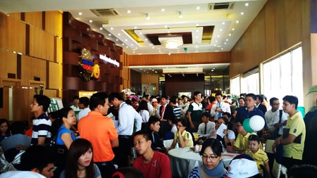 Rất đông khách hàng đã đến tham quan