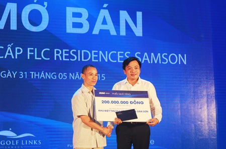 Ông Doãn Văn Phương,
 Phó Chủ tịch thường trực Tập đoàn FLC trao