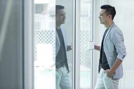 Đạo diễn Khải Anh: Lấy vợ rồi tim tôi vẫn có nhiều ngăn - 2 Đạo diễn Khải Anh chuẩn bị thực hiện dự án “Những ngọn nến trong đêm” phần 2