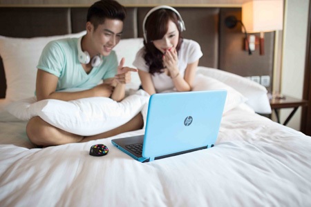 HP Pavilion 14/15 – Vật dụng hot cho mùa hè - 2 5. Trò chuyện online - Tám suốt mùa hè: