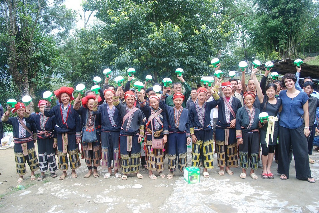  Trẻ em Tả Phìn vui mừng mang “mặt trời” Mobiya về nhà