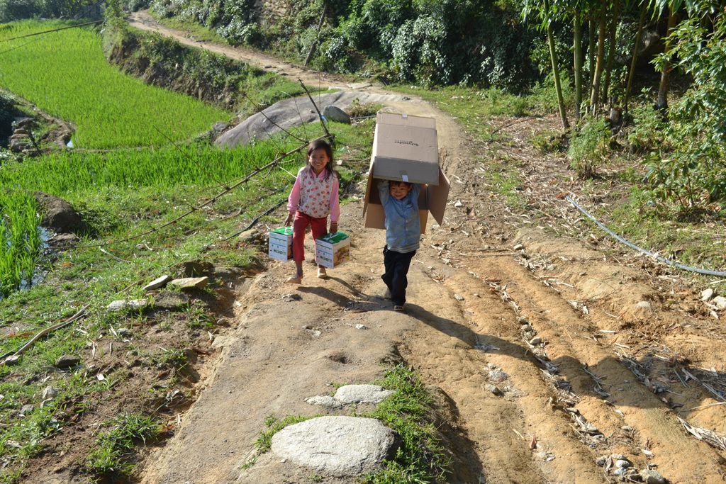  Trẻ em Tả Phìn vui mừng mang “mặt trời” Mobiya về nhà