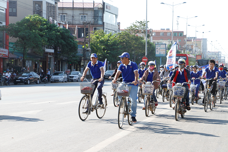 Ông Lê Đức Trọng cùng MC DV Quyền Linh và các bạn đoàn viên