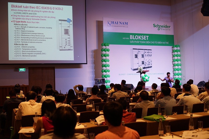Đại diện của Schneider Electric trình bày về tiêu chuẩn an toàn của tủ điện