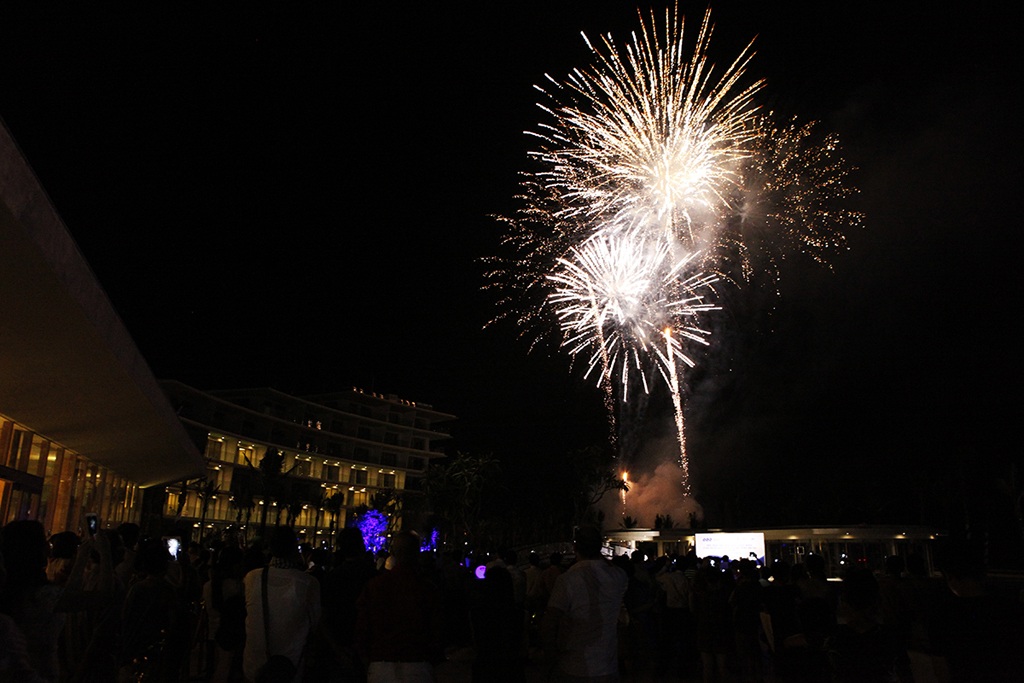 Hàng nghìn người đổ về FLC Sầm Sơn để