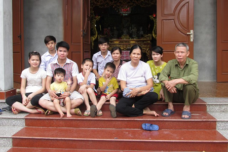 Bi hài chuyện chạy ăn từng bữa ở gia đình đông con nhất Hà Nội - 1 Ông Hiển, bà Nguyệt cùng 7 đứa con