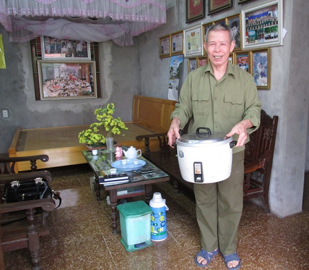 Bi hài chuyện chạy ăn từng bữa ở gia đình đông con nhất Hà Nội - 2 Nồi cơm to của gia đình ông Phan Văn Hiển.