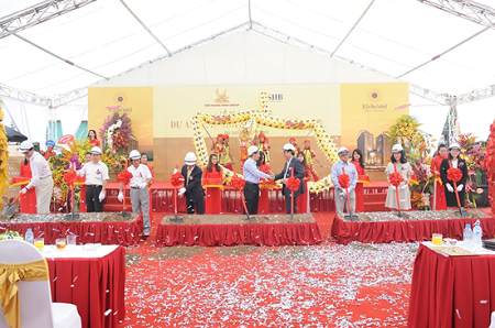 Đại diễn khách mời danh dự và Lãnh đạo Tập đoàn Tân Hoàng Minh làm lễ động thổ