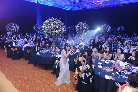 Diva Hồng Nhung tỏa sáng trong đêm tiệc tại Thủ đô - 2 Diva Hồng Nhung vẫn rất trẻ trung, duyên dáng trong từng ca khúc