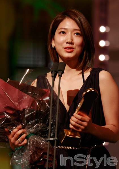 Sao 9X Park Shin Hye hướng tới phong cách gợi cảm  - 1