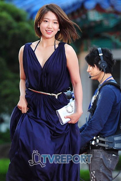 Sao 9X Park Shin Hye hướng tới phong cách gợi cảm  - 3