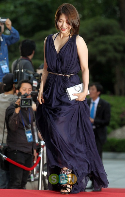 Sao 9X Park Shin Hye hướng tới phong cách gợi cảm  - 10