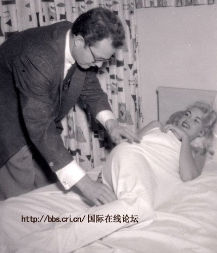 Xôn xao về loạt ảnh cũ của “biểu tượng sex” - 1 Xôn xao về loạt ảnh cũ của “biểu tượng sex” - 1