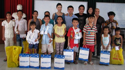 Hai người đẹp đón tết thiếu nhi với trẻ em nghèo - 6 Hai người đẹp đón tết thiếu nhi với trẻ em nghèo - 6
