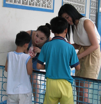 Hai người đẹp đón tết thiếu nhi với trẻ em nghèo - 10 Hai người đẹp đón tết thiếu nhi với trẻ em nghèo - 10