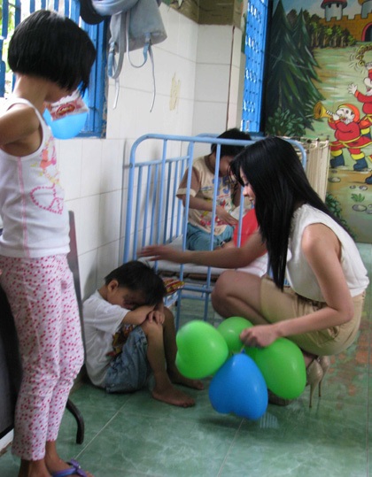 Hai người đẹp đón tết thiếu nhi với trẻ em nghèo - 9 Hai người đẹp đón tết thiếu nhi với trẻ em nghèo - 9
