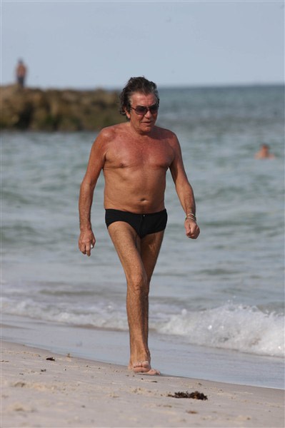 Những trang phục đi biển “xấu tệ” của sao  - 12