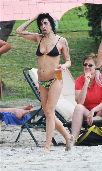 Những trang phục đi biển “xấu tệ” của sao  - 15