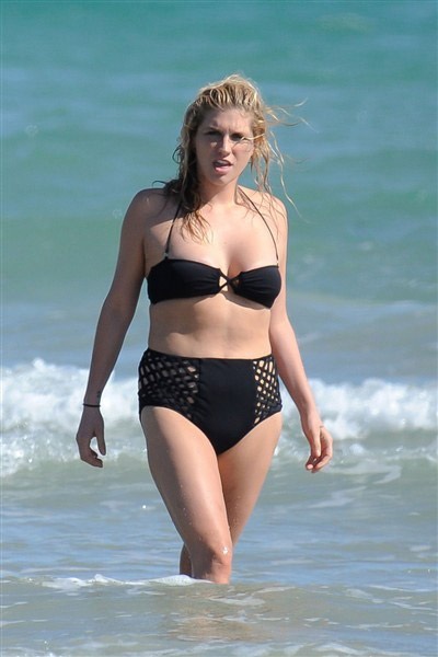 Những trang phục đi biển “xấu tệ” của sao  - 17