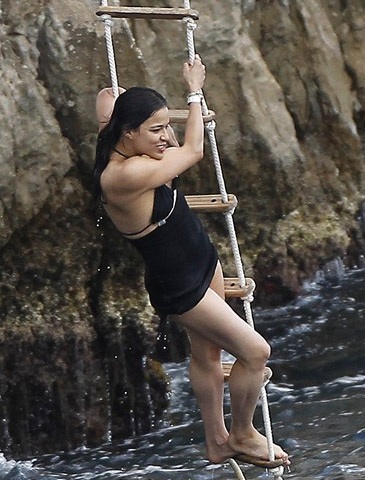 Những trang phục đi biển “xấu tệ” của sao  - 5