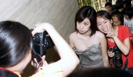 Diệp Tuyền thiếu tự nhiên vì mặc đồ sexy - 2