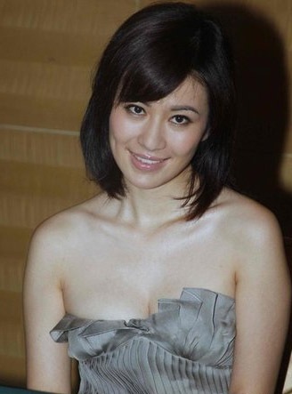 Diệp Tuyền thiếu tự nhiên vì mặc đồ sexy - 9