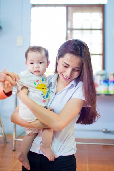 Bốn ca sỹ của Bước nhảy hoàn vũ đi từ thiện - 11