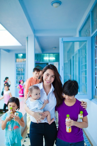 Bốn ca sỹ của Bước nhảy hoàn vũ đi từ thiện - 15