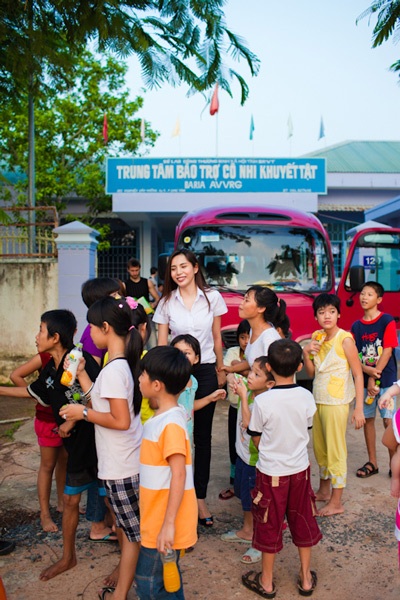 Bốn ca sỹ của Bước nhảy hoàn vũ đi từ thiện - 19