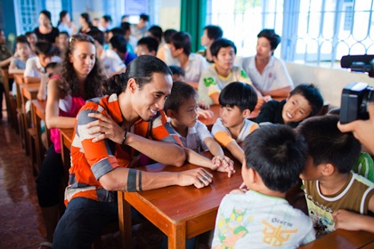 Bốn ca sỹ của Bước nhảy hoàn vũ đi từ thiện - 2