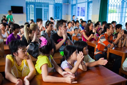 Bốn ca sỹ của Bước nhảy hoàn vũ đi từ thiện - 4