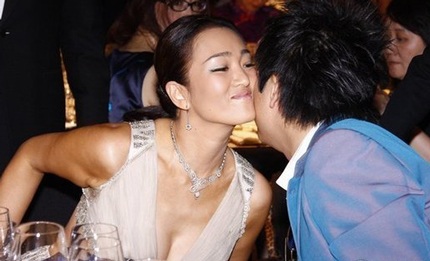 Củng Lợi khoe vẻ mặn mà với váy sexy - 10